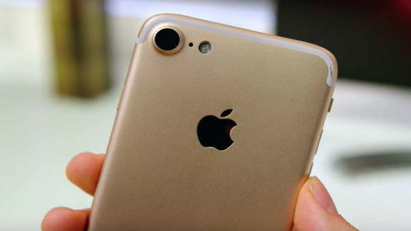 மீண்டும் கலக்க வரும் குட்டி ஐபோன்.! 