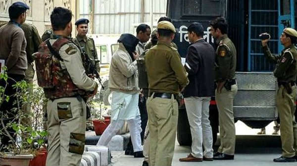 ஹார்ட் டிரைவ், செல் போன், சிம் கார்டு பறிமுதல் 