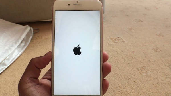 மீண்டும் கலக்க வரும் குட்டி ஐபோன்.! 