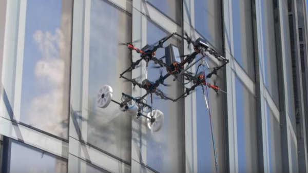 வானளாவிய கட்டிடங்களின் கண்ணாடிகளை சுத்தம் செய்யும் டிரோன்கள்..