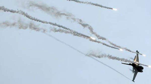 பாகிஸ்தான் விமானம் சுட்டு வீழ்த்தப்பட்டது: 