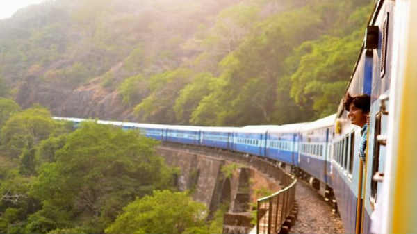 முன்பதிவு செய்த டிக்கெட்டை குடும்பத்தில் மற்றவருக்கு மாற்றிக் கொடுப்பதற்கான வழிமுறை