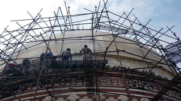 ஃபேஷியல் செய்யப்படும் தாஜ்மஹால்.!