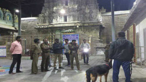  ஒரே நேரத்தில் காணாமல் போன கிரீடங்கள்