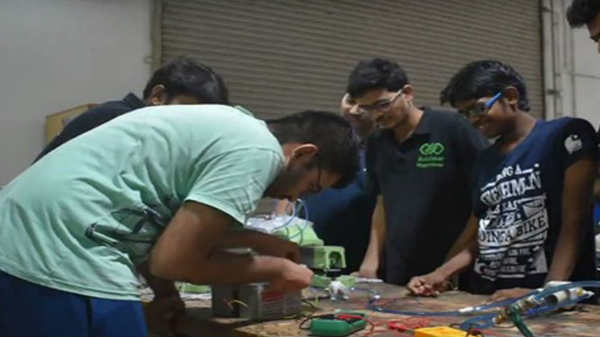 ஹைப்பர்லூப் சுரங்கப்பாதைக்குள் தங்களது பாஃடை இயக்கி நிரூபிக்க வேண்டும் 