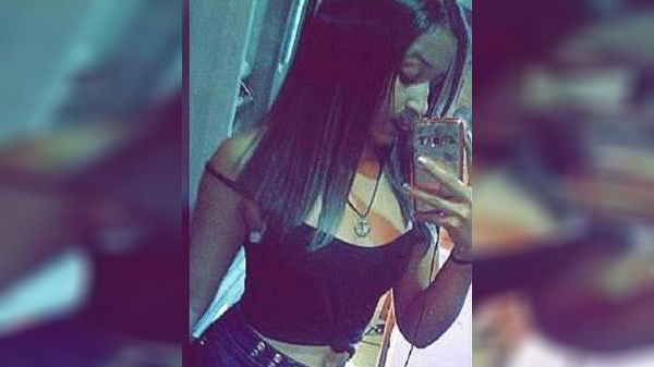 காதுகளில் ஹெட்ஃபோன்கள்.!