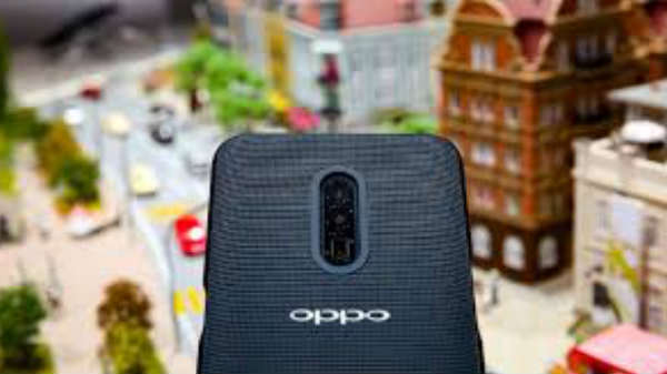 மூன்று கேமரா இடம் பெற்றுள்ளது: