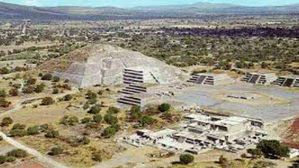  சந்திரனின் பிரமிடு: 