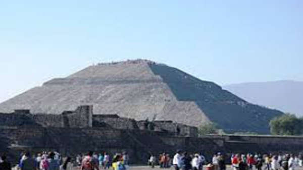 மக்கள் கூட்டத்தால் சூழ்ந்துள்ளது: 