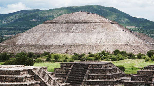 200 அடி உயரமும் 700 அடி அகலம்:  