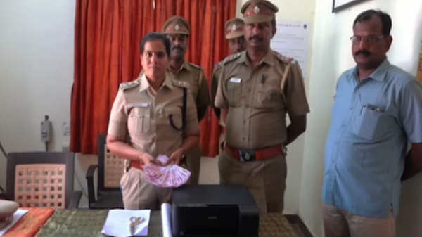 போலீஸார்..