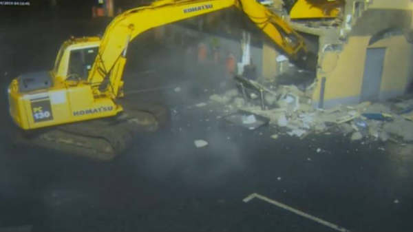  இரவில் நடந்த சம்பவம்: 