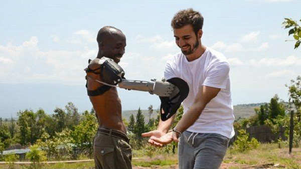 ஆதரவற்ற மக்களுக்கு இலவச செயற்கை கை