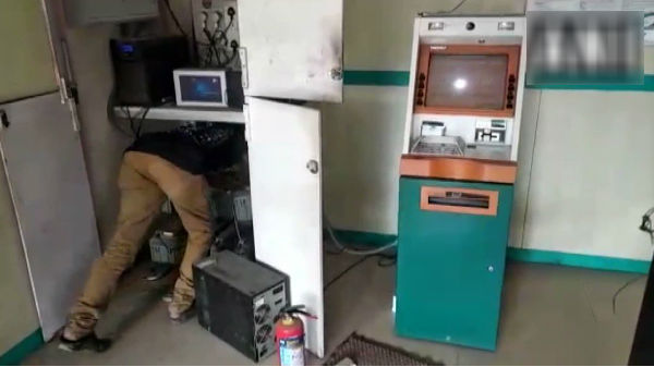 ஏ.டி.எம் மெஷின் பின்னால் பாம்பு 