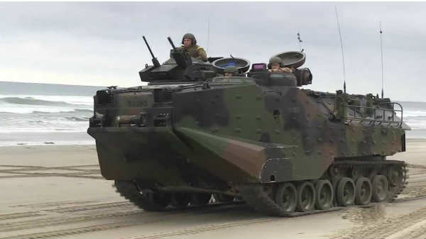 நிலத்தில் மணிக்கு 20கி.மீ வேகத்தில் இந்த படகு செல்லும்