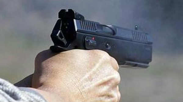 சுடுவது போல நடித்துள்ளார்