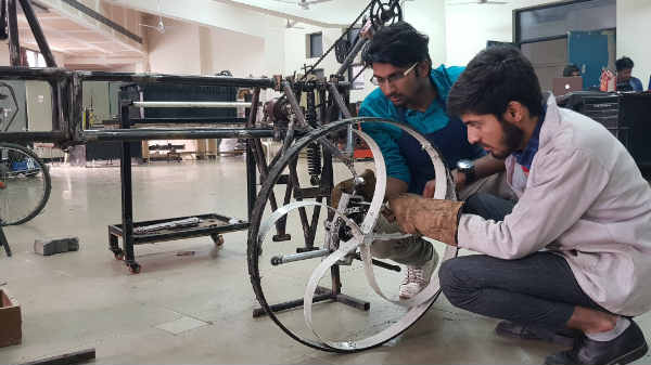 முகேஷ் பட்டேல் ஸ்கூல் ஆப் டெக்னாலஜி மேனேஜ்மென்ட் அண்ட் என்ஜினியரிங் 