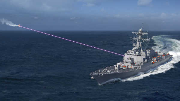 லேசர் ஆயுதத்தை பரிசோதித்த அமெரிக்க கடற்படை : அதிர்ச்சி வீடியோ!