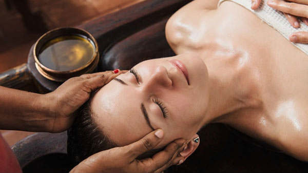 யானை மசாஜ் செய்து பார்த்திருக்கிறீர்களா?  இங்க பாருங்க.!   வைரல்.!