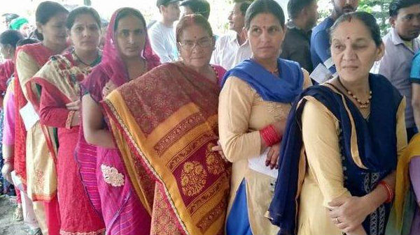 நீண்ட வரிசையில் வாக்காளர்கள்