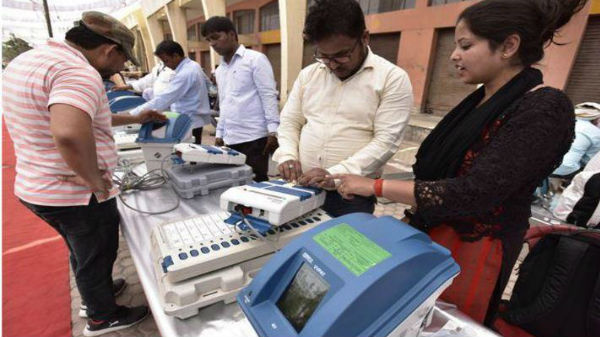 மின்னணு வாக்குப்பதிவு எந்திரங்கள் செயல்படவில்லை