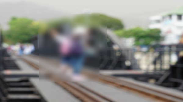 மூன்று வாலிபர்கள்: 