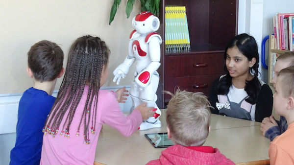 குழந்தைகளுக்குப் பாடம் எடுக்கும் 