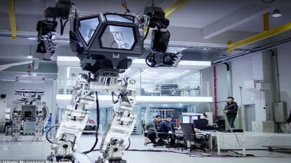  மனிதர்கள் போல உள்ள சிப்பாய் ரோபோட்