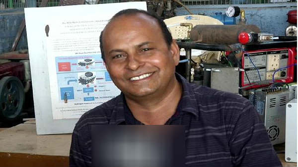 தலைநிமிர்ந்து நிற்கிறார்: 