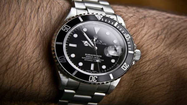 $8000 மதிப்புள்ள ரோலக்ஸ் வாட்ச் உள்ளே அப்படி என்னதான் இருக்குது?