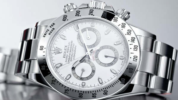 $8000 மதிப்புள்ள ரோலக்ஸ் வாட்ச் உள்ளே அப்படி என்னதான் இருக்குது?