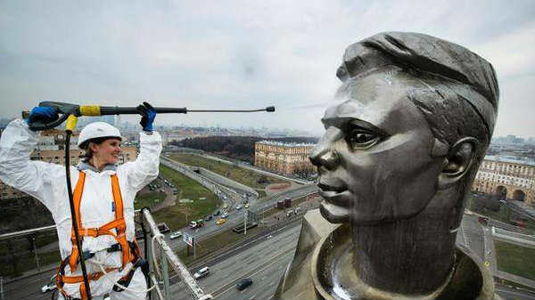 8)ரஷ்யாவில் சராசரி மாத ஊதியம் $ 670