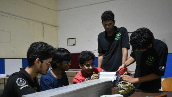  கார்பன் ஃபைபர் மூலம் உருவாக்கப்பட்ட சேசிஸ் மீது இருக்கும்