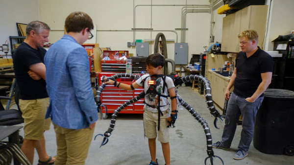 நடுவிரல் மூலம்  கட்டுப்படுத்தலாம். 