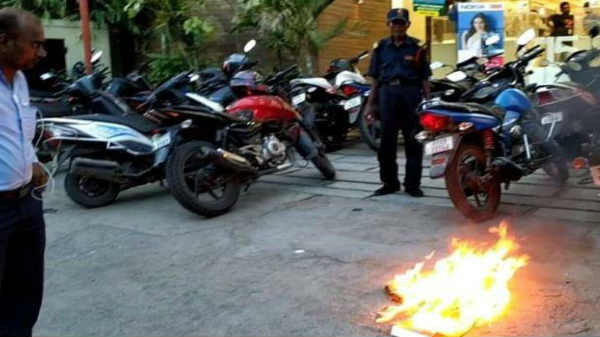 ஷோரூம் முன்பு போனை கொளுத்தினார் வாடிக்கையாளர்.!