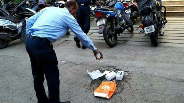 ஷோரூம் முன்பு போனை கொளுத்தினார் வாடிக்கையாளர்.!