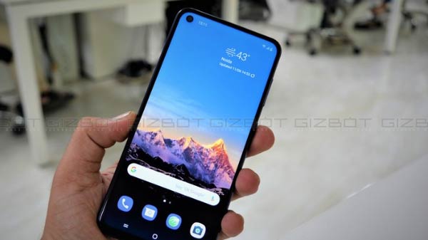 பஞ்ச் ஹோல் கேமராவுடன் இன்ஃபினிட்டி டிஸ்பிளே