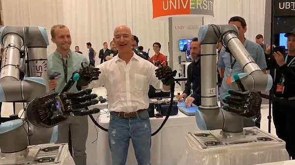 சுறுசுறுப்பான ரோபோடிக் ஜோடி கைகளை இயக்கி காண்பித்தார்