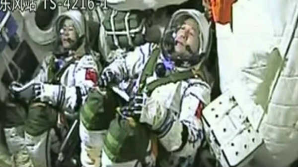 கல்லறைக்கு அருகில் வசிக்கும் விண்வெளி வீரர்கள்