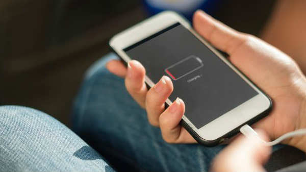 2. சார்ஜிங் இல் இருக்கும் போன்