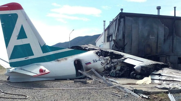 பயணிகளை காப்பாற்றிய விமானிகள்