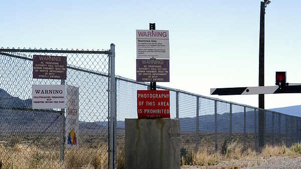 புயலென ஏரியா 51-ஐ தாக்குவோம்