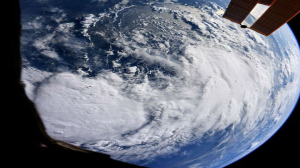 1. விண்ணிலிருந்து எடுக்கப்பட்ட பேரி வெப்பமண்டல புயல்