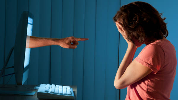 இளம் பெண்ணின் அடையாளம் 