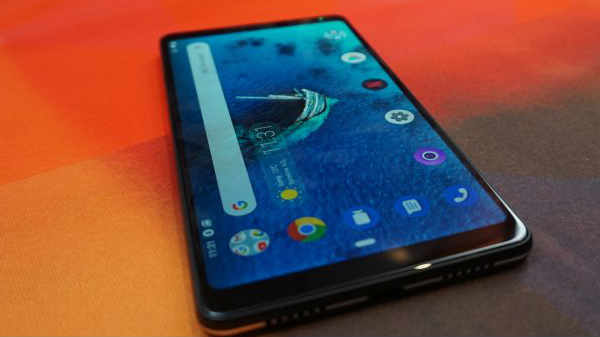 கச்சிதமான டிஸ்பிளே :