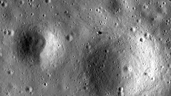  வலுவான பாறை மற்றும் மற்ற பொருட்களால் உருவான நிலவு மண்