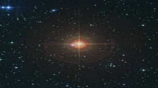 மற்றொன்றை விட பிரகாசமானதாவும் உள்ளது