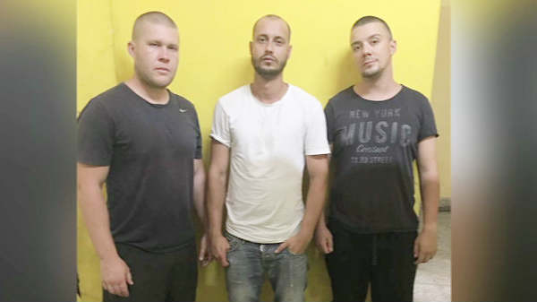 விமான பயணச்சீட்டையும் கைப்பற்றினர்