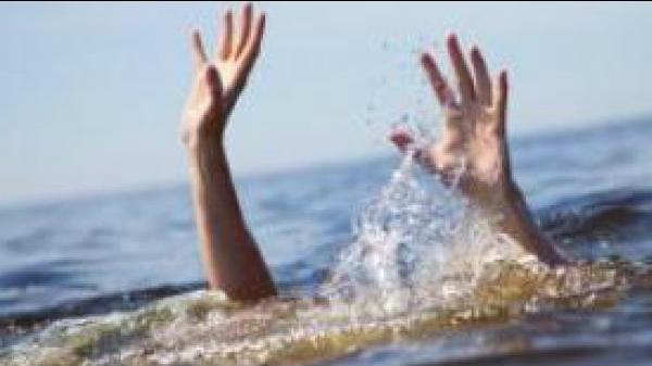 நீரில் மூழ்கி அவரது உடலை மீட்டனர்