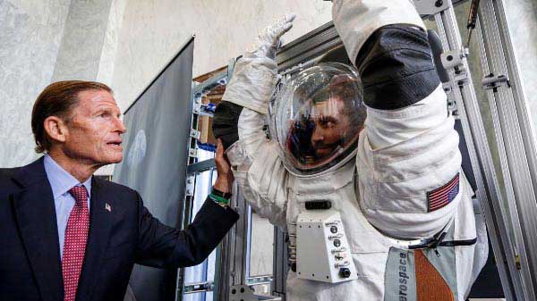 புதிய சூட் அணிந்த வீரர்கள்: 